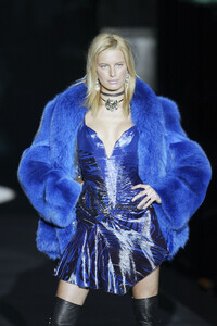 221952196_RobertoCavalli2003WomenRTW2.thumb.jpg.b4f2ca05e716f5134823be7300edb2bf.jpg