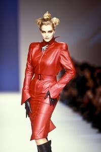 238937212_ThierryMugler1988WomenRTW5.thumb.jpg.0f8c9b435e220bcf44455728422c1877.jpg