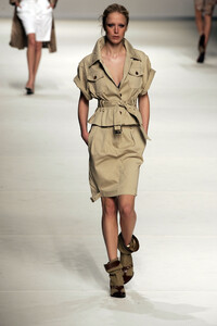 257614041_MaxMara2005WomenRTW5.thumb.jpg.114086a692d7ca3255ae91b153cfa6a4.jpg