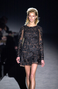 280080080_Gucci2001WomenRTW71.thumb.jpg.f845e8f4d762567e49b7e6ce2679e311.jpg