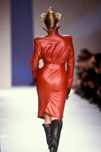 302475875_ThierryMugler1988WomenRTW7.thumb.jpg.e9651e3ebf8304f2a5d4b10174d3faab.jpg