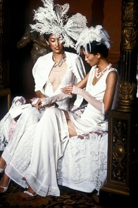 308675087_JohnGalliano1998WomenRTW49.thumb.jpg.39c8e5b166f811fac33e49d6fe2bd3c7.jpg