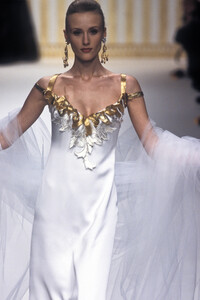 316089979_PierreBalmain1994HauteCouture162.thumb.jpg.2ae6b9e5a0fa756382f4caba0cbe4a67.jpg