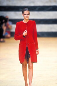 331660175_EmanuelUngaro1997HauteCouture44.thumb.jpg.a5baef9a9f5f056edc7a802d469bde4e.jpg