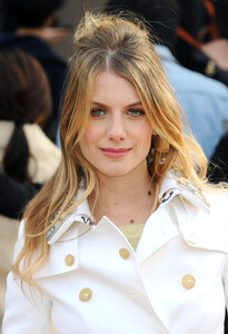Melanie+Laurent+Arrivals+Burberry+Prorsum+GRvDBaE0zvLx.jpg
