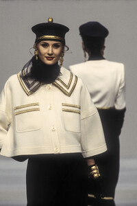 345991212_LouisFeraud1993HauteCouture70.thumb.jpg.27324bbc966f71b8d25f6c4823758dfa.jpg