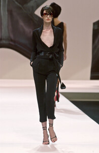 363173536_EmanuelUngaro2002WomenRTW45.thumb.jpg.1d4715018a8183f9b2b525264176fef6.jpg