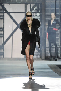 376140848_Dsquared22010WomenRTW3.thumb.jpg.a071458f58386f4c063aaa68884c713d.jpg