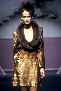 414155714_Valentino1997HauteCouture63.thumb.jpg.05df96f7f8a78da9a705cd9325a2db48.jpg
