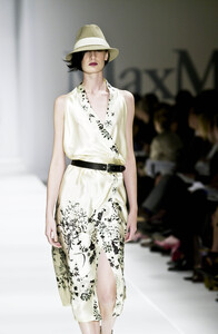 422056004_MaxMara2001WomenRTW111.thumb.jpg.c2046a2992b236fdefcec12740f18343.jpg