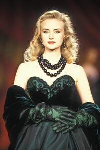 433727379_NinaRicci1991HauteCouture38.thumb.jpg.03501b4a51ab3b4198db789049b5ff76.jpg