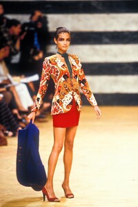 474247337_EmanuelUngaro1997HauteCouture58.thumb.jpg.bec949458f525650857bb1100b682783.jpg