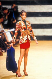 474247337_EmanuelUngaro1997HauteCouture58.thumb.jpg.bec949458f525650857bb1100b682783.jpg