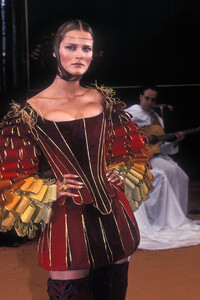 506817723_ChristianDior1998HauteCouture9.thumb.jpg.f6cb8f1d81e78efb41d0f93a40986921.jpg