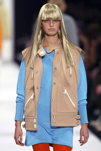 528123076_MarcJacobs2003WomenRTW32.thumb.jpg.3269009ee5cfbc72b2d5ab8555072ea6.jpg