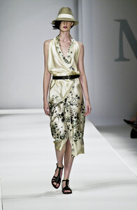 553882879_MaxMara2001WomenRTW110.thumb.jpg.312ea8a7f910052705a50bbd00787559.jpg