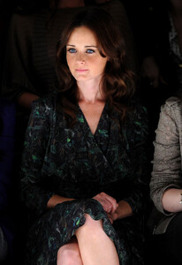 Alexis+Bledel+Fiji+Water+Rebecca+Minkoff+Front+KqBHZAkWR41x.jpg