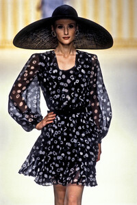 575218960_PierreBalmain1994HauteCouture77.thumb.jpg.92225b7e077ae03291ad4892418c697c.jpg