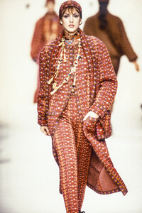 579284997_PierreBalmain1993WomenRTW59.thumb.jpg.131f94152e27f952065282011df94799.jpg
