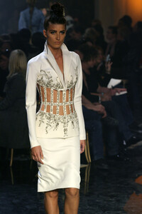 582287538_JeanPaulGaultier2006HauteCouture83.thumb.jpg.15b134b69ec667737d8abfe52bc54c66.jpg