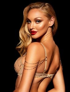 587753085_KristinaSheiter_Honeybirdette(7).thumb.jpg.086f1bcfac093c4661f4d3ab3d3d8bf9.jpg