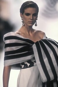 600377707_ChristianDior1990HauteCouture175.thumb.jpg.e0f0ce5ece9bdd8a729b6e105c3d667b.jpg