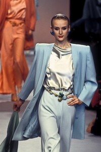 642620470_NinaRicci1993HauteCouture20.thumb.jpg.f5b44d04c51aaaec8b4b0b09536aa100.jpg