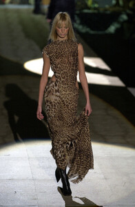 646192636_RobertoCavalli2001WomenRTW73.thumb.jpg.8041e31bf9bc2cb682ff2fbae62fad36.jpg