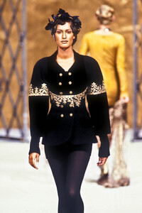 657350676_Chanel1993HauteCouture170FW.thumb.jpg.73e51862e0711021bff3d72b5ed58269.jpg