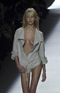 668221554_Lanvin2001WomenRTW42.thumb.jpg.15cd854ee764cbf93f812ffd21f71a75.jpg