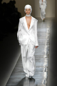 670892478_Givenchy2002HauteCouture52.thumb.jpg.6f5a81689858b708b036d2cd6616646b.jpg