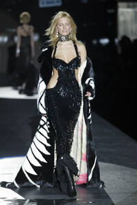 706136819_RobertoCavalli2003WomenRTW98.thumb.jpg.85cea223da7a6a618c91d6f9c96f6e98.jpg