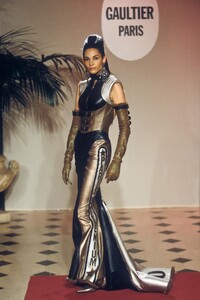 715732457_JeanPaulGaultier1999HauteCouture79.thumb.jpg.2190bcb5eaac5f12cb5df058aab110f3.jpg