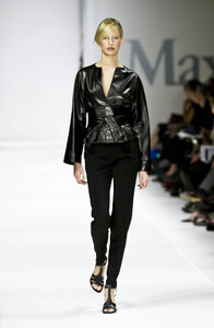 719794496_MaxMara2001WomenRTW101.thumb.jpg.eb1bf6854f0453162f458158797456cc.jpg