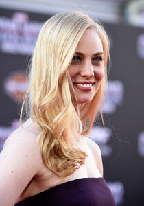 Deborah+Ann+Woll+Premiere+Marvel+Captain+America+B1DIVRott4Fx.jpg