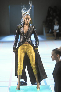 776678006_Givenchy2000WomenRTW27.thumb.jpg.b3bb6b2ac3d6ab313c3bf6c2bf5fc1c3.jpg