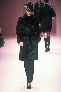 805076284_ChantalThomass1996WomenRTW7.thumb.jpg.9e28cd7665e3016ab1328c25b521709a.jpg