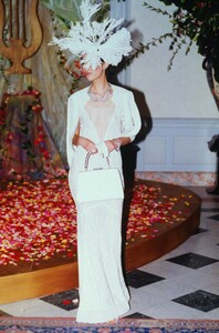 809398045_JohnGalliano1998WomenRTW52.thumb.jpg.17e7a007c1da291405abdfd26c8a2fb5.jpg