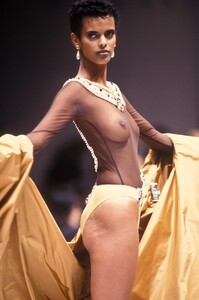 849173552_GianfrancoFerre1991WomenRTW32.thumb.jpg.fcaaf660d8aeb572b28519642a4edd26.jpg