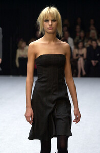 943937123_AlbertaFerretti2001WomenRTW4.thumb.jpg.464a61396b332d4a87a5defaaaa2c86e.jpg