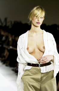 974141394_MaxMara2001WomenRTW63.thumb.jpg.db156713eda9dd2fbca1e52cd4908d99.jpg
