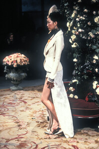 975406839_ChristianDior1998WomenRTW1.thumb.jpg.fdc6c179883b4616d250e7407e7f5261.jpg