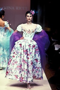 979884563_NinaRicci1997HauteCouture93.thumb.jpg.0bc74b888c7fab35597600cbb5b7f890.jpg