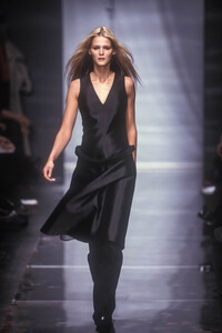 995778820_VersusbyDonatella1999WomenRTW61.thumb.jpg.9dea78e956560230c2b9deac83f33c13.jpg