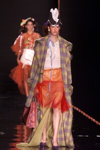 JOHN-GALLIANO-FALL-2000-RTW-20-AYUMI.thumb.jpg.d5895edf8282d1f00cb047b676b32e5f.jpg