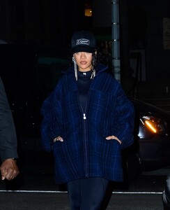 Rihanna_Night_Out_in_New_York_01-25-2022__4_.jpg