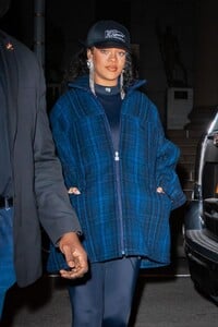 Rihanna_Night_Out_in_New_York_01-25-2022__5_.jpg