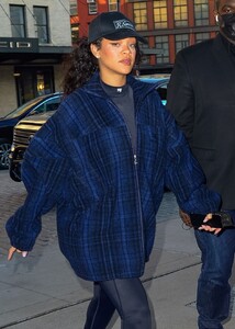 Rihanna_Night_Out_in_New_York_01-25-2022__7_.jpg