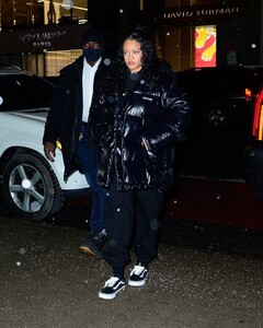 Rihanna_Out_SHopping_in_New_York_01-28-2022__2_.jpg