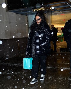 Rihanna_Out_SHopping_in_New_York_01-28-2022__3_.jpg